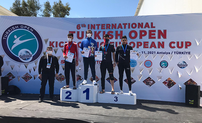 Kick Boks’ta Büyükşehirli sporcular kürsüde — haber görseli