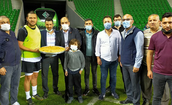 Sakaryasporlu futbolculara final maçı öncesi baklava ikramı — haber görseli