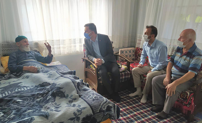 Kaymakam Küçük Yaşlıları Evinde Ziyaret Ediyor — haber görseli