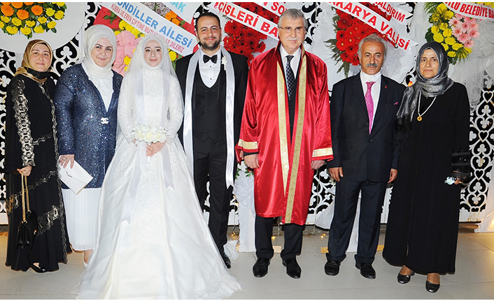 Yunus Özçelik; önemli isimlerin katılımı ile kızını evlendirdi — haber görseli