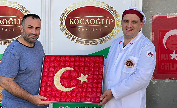 15 Temmuz'a özel ay yıldızlı baklava hazırladı — haber görseli