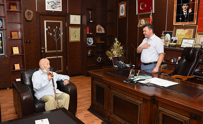93 Yaşındaki İhsan Babadan Başkan Sarı’ya Vefa Ziyareti — haber görseli