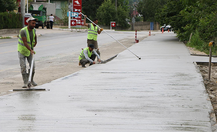 Akyazı Harunusta’ya beton yaya yolu — haber görseli