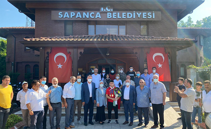 Dünya Şampiyonu Memleketinde Coşkuyla Karşılandı — haber görseli