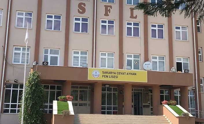Adapazarı Cevat Ayhan Fen lisesinin YKS zaferi gurulandırdı — haber görseli