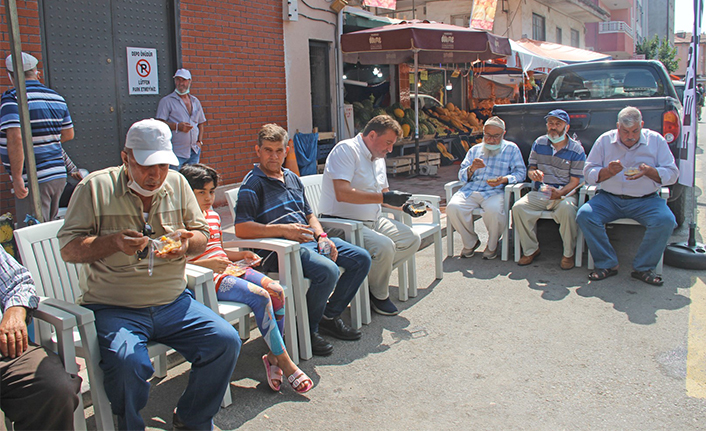Başkan Gündoğdu, Esnaf ve Vatandaşlara Aşure ikram etti — haber görseli