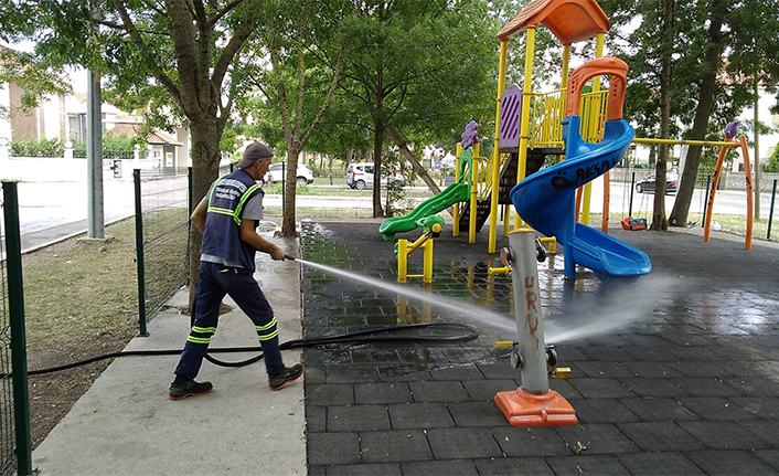 Çocuklar İçin Parklar Dezenfekte Ediliyor — haber görseli