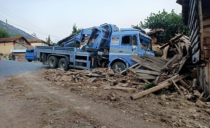 Freni boşalan vinç saman balyalarına çarparak durabildi — haber görseli
