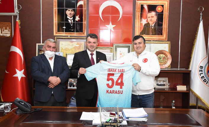 İhsaniye Mahallesinden, Başkan İshak Sarı’ya Milli Takım Forması — haber görseli