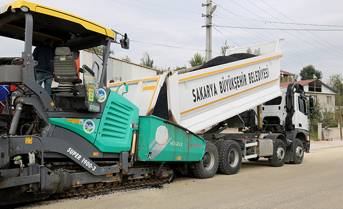Büyükşehir sıcak asfalt çalışmalarına Karapürçek’te devam ediyor — haber görseli