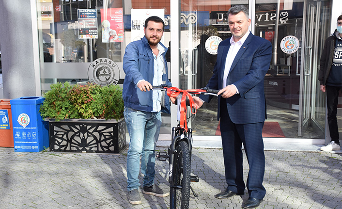 Karasu’da Aşı Olan Gençler Hediyeleri Kaptı — haber görseli