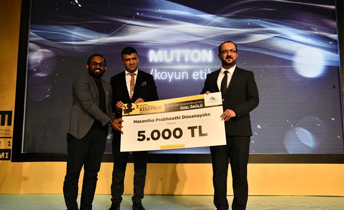 Sakarya Kısa Film Festivali’nde ödül alan Sri Lanka’lı ülkesinde coşkuyla karşılandı — haber görseli