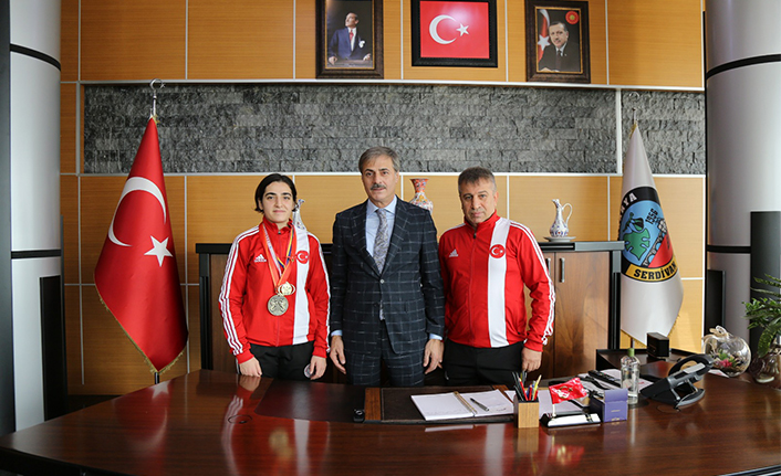 Başkan Alemdar Şampiyonu Ağırladı  — haber görseli