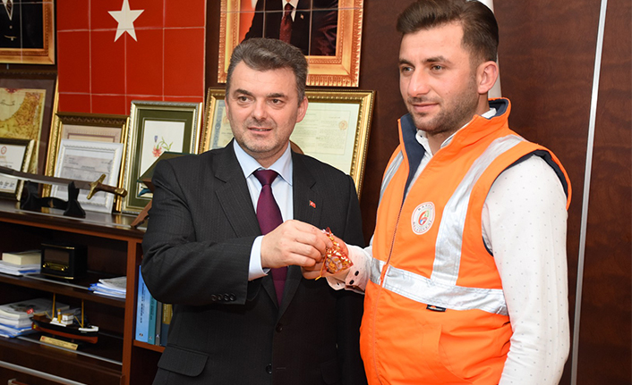 Başkan İshak Sarı’dan, O Personele Hediye Altın — haber görseli