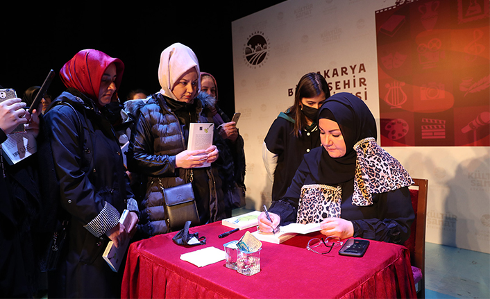 İkbal Gürpınar şiir ve söyleşi programında sanatseverlerle buluştu — haber görseli