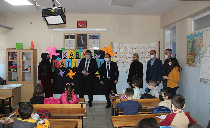 Başkan Gündoğdu ve Kaymakam Balcı karne dağıttı — haber görseli