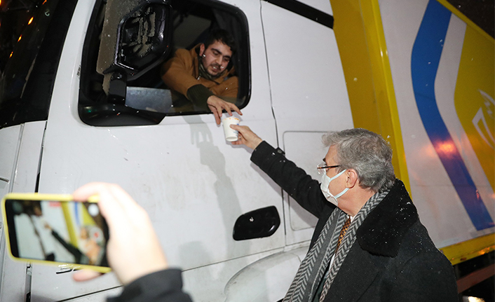 Başkan Yüce sürücülere ve yolculara çorba ikram etti — haber görseli