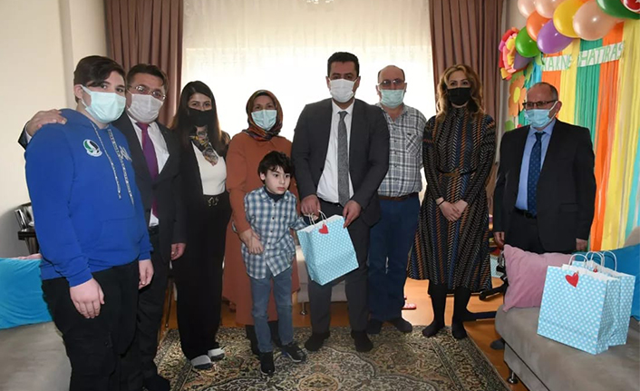 Evde Eğitim Hizmeti Alan Öğrenciye Karnesini İl Millî Eğitim Müdürü Savaşçı Verdi — haber görseli