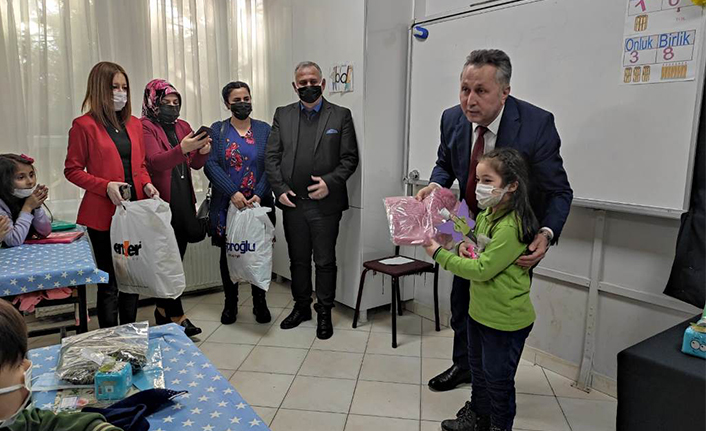 Kaynarca’da 1 ve 2.sınıf öğrencilerine karne hediyesi atkı ve bere — haber görseli