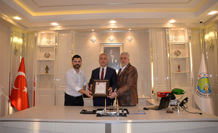 Kızılay’dan Başkan Babaoğlu’na bronz madalya  — haber görseli