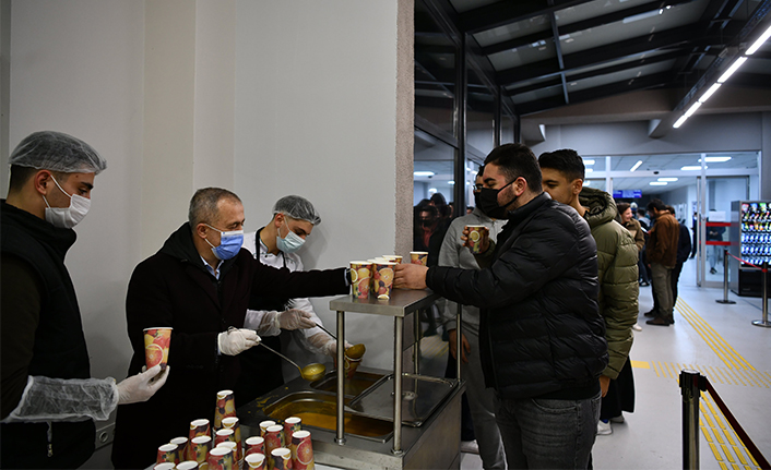 SAÜ Rektörü Savaşan’dan Öğrencilere Çorba İkramı — haber görseli