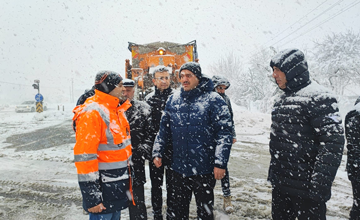 Vali Kaldırım Karla Mücadele Çalışmalarını Gün Boyu Sahada Takip Etti — haber görseli