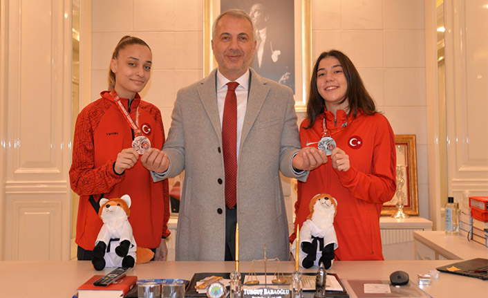 Başkan Babaoğlu’ndan şampiyonlara ödül  — haber görseli