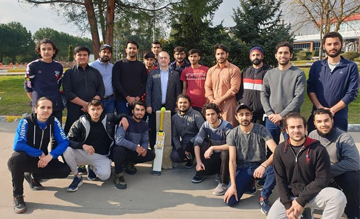 SAÜ Rektörü Savaşan Pakistanlı Öğrencilerle maç yaptı  — haber görseli