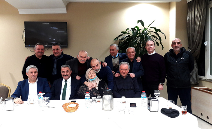 Arifiye Öğretmen Lisesi Mezunları Sakarya Polisevi’nde yemekte buluştu — haber görseli