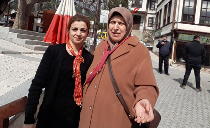 CHP li Kadınlar Fular Dağıttı — haber görseli