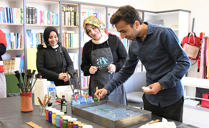Öğrenciler Ebru Sanatı ile Tanıştı  — haber görseli