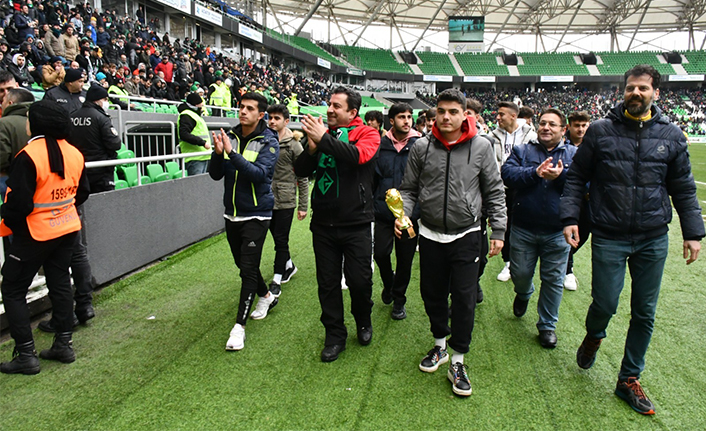 Sakarya Spor Lisesine Taraftarlardan Büyük Alkış — haber görseli