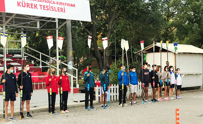Sapanca Gölü’nde kürekler şampiyonluk için çekiliyor — haber görseli
