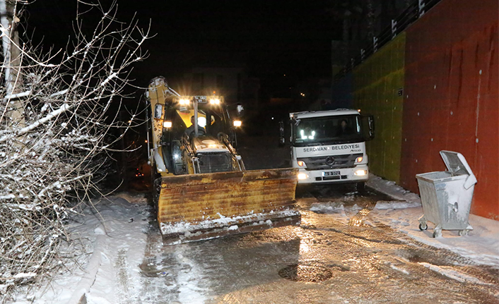 Serdivan Belediyesi Karla mücadele timleri Gece nöbetinde — haber görseli