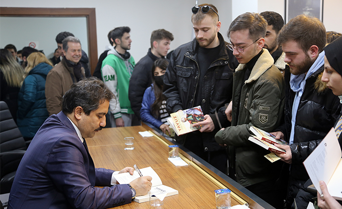 SUBÜ’de söyleşi ve imza günü bir aradaydı — haber görseli