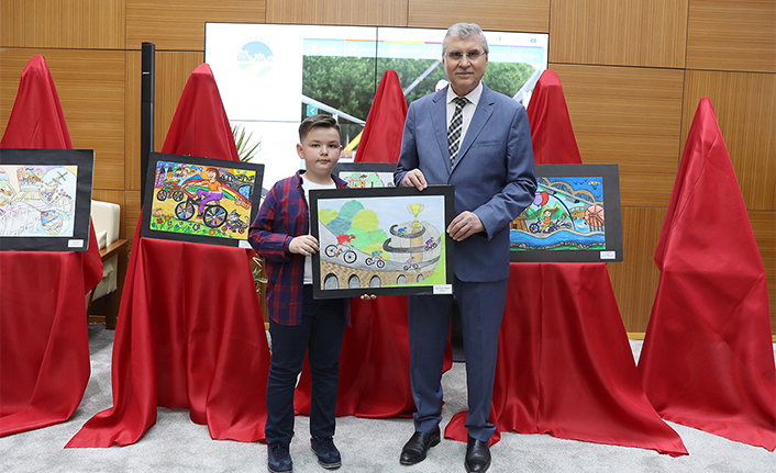 Resim yarışmasında dereceye giren öğrenciler ödüllerini Başkan Yüce’den aldı — haber görseli