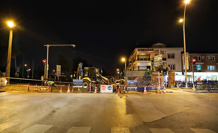 Büyükşehir’den şehrin kalbinde sürdürdüğü çalışmalara gece mesaisi — haber görseli