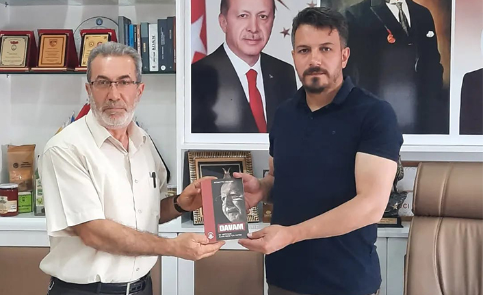 Erbakan'ın kitabı DAVAM'ı hediye eti — haber görseli