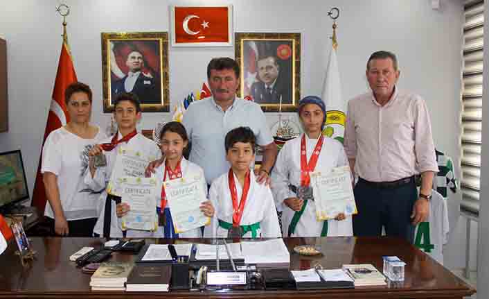 Başkan Gündoğdu madalya ile dönen sporcuları makamında ağırladı — haber görseli