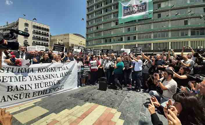 Gazetecilerin gücü, yasayı erteletti — haber görseli