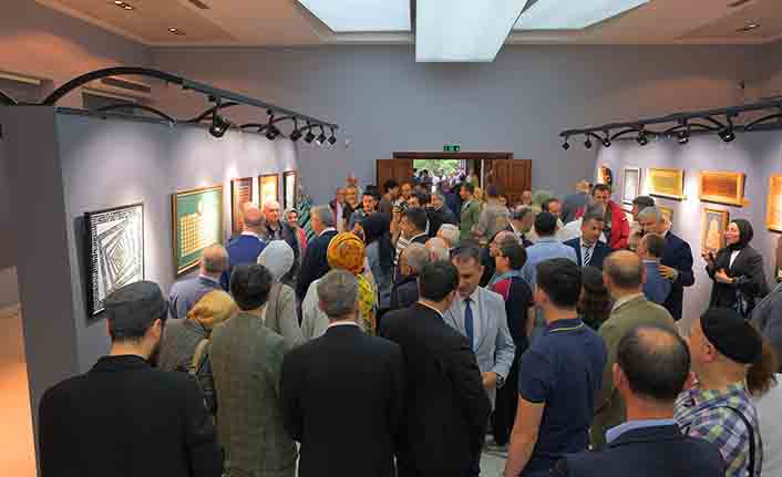 Kur’an’dan ayetler sanata dönüştü: Büyüleyici eserler Sanat Galerisi’nde — haber görseli