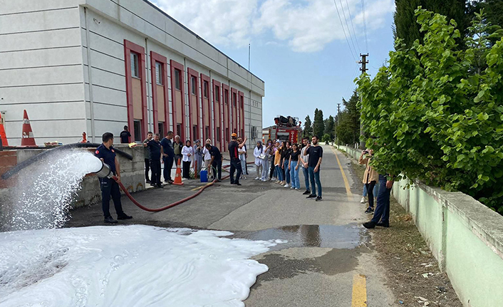 Öğrencilere teorik ve uygulamalı yangın eğitimi — haber görseli