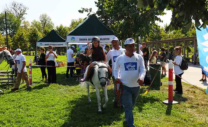 Çocuklar Millet Bahçesi’nde ‘pony’ atlarına bindi  — haber görseli