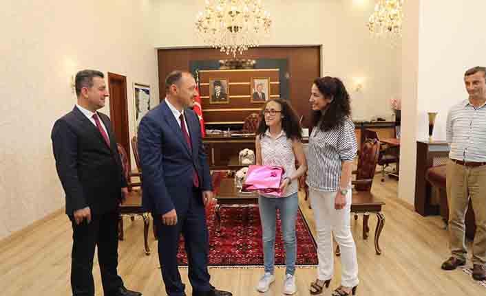 Vali Kaldırım LGS Şampiyonu öğrencileri ödüllendirdi — haber görseli