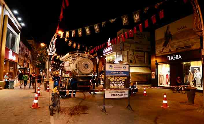 Büyükşehir'den gece mesaisi: Çark Caddesi’nde hummalı çalışma — haber görseli