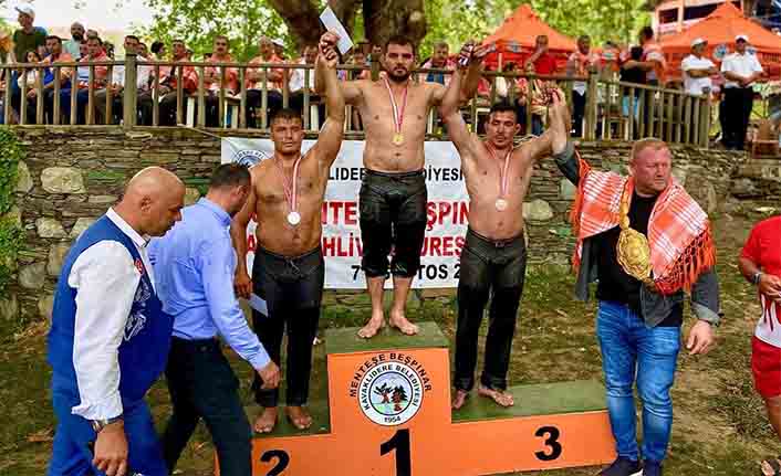 Büyükşehir’in pehlivanı kürsünün zirvesine çıktı — haber görseli