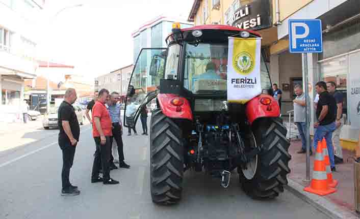 Ferizli Belediyesi'ne traktör hibe edildi — haber görseli