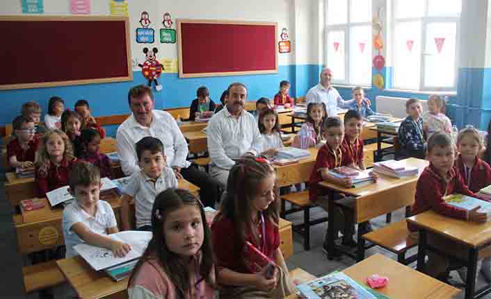 Başkan Gündoğdu okula başlayan miniklerin heyecanını paylaştı — haber görseli