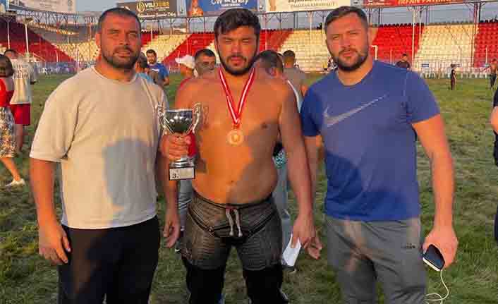 Büyükşehir’in pehlivanı Elmalı’da boş geçmedi — haber görseli