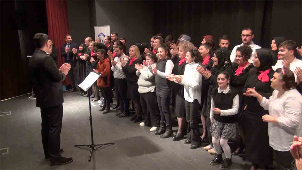 Şarkılar bizi söyler biz de şarkı söyleriz — haber görseli